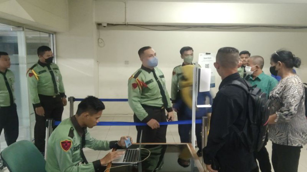 Sejumlah petugas Pamdal melarang masuk wartawan dan mendata pihak lain selain wartawan dengan meminta KTP apabila masuk ke gedung DPRD DKI Jakarta setelah penggeledahan oleh KPK, Rabu (18/1/2023). ANTARA/Dewa Ketut Sudiarta Wiguna