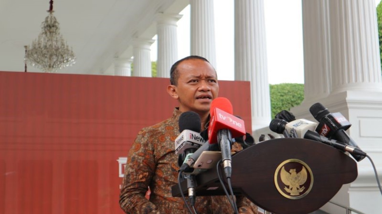 Menteri Investasi/Kepala Badan Koordinasi Penanaman Modal (BKPM) Bahlil Lahadalia menyampaikan pernyataan kepada wartawan di lingkungan istana kepresidenan Jakarta pada Jumat (13/1/2023). (ANTARA/Desca Lidya Natalia)