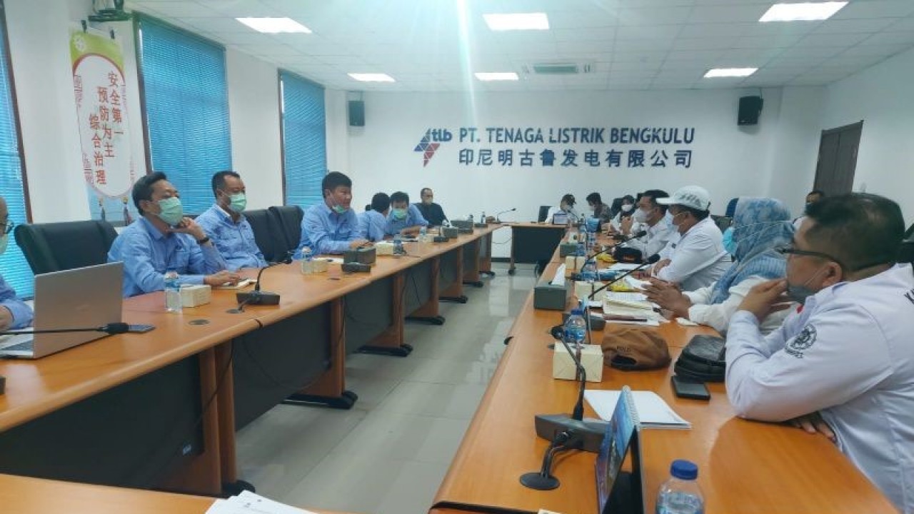 Pemerintah Provinsi Bengkulu saat berada di PT Tenaga Listrik Bengkulu. ANTARA/Anggi Mayasari