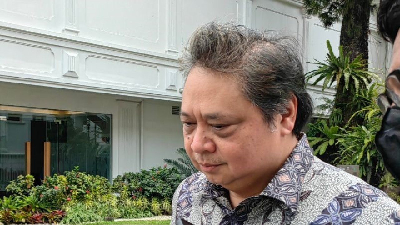 Menteri Koordinator Bidang Perekonomian Airlangga Hartarto melayani wawancara media saat meninggalkan lingkungan Istana Kepresidenan, Jakarta, Rabu (11/1/2023), setelah mengikuti Rapat Terbatas mengenai ekspor dan investasi yang dipimpin Presiden RI Joko Widodo. (ANTARA/Gilang Galiartha)