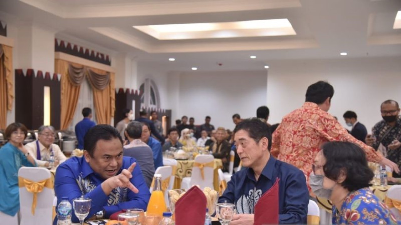 Wakil Ketua DPR RI Koordinator Bidang Industri dan Pembangunan (Korinbang) Rachmat Gobel saat jamuan makan siang bersama Gubernur Prefektur Ehime Jepang Tokihiro Nakamura. ANTARA/HO-DPR RI