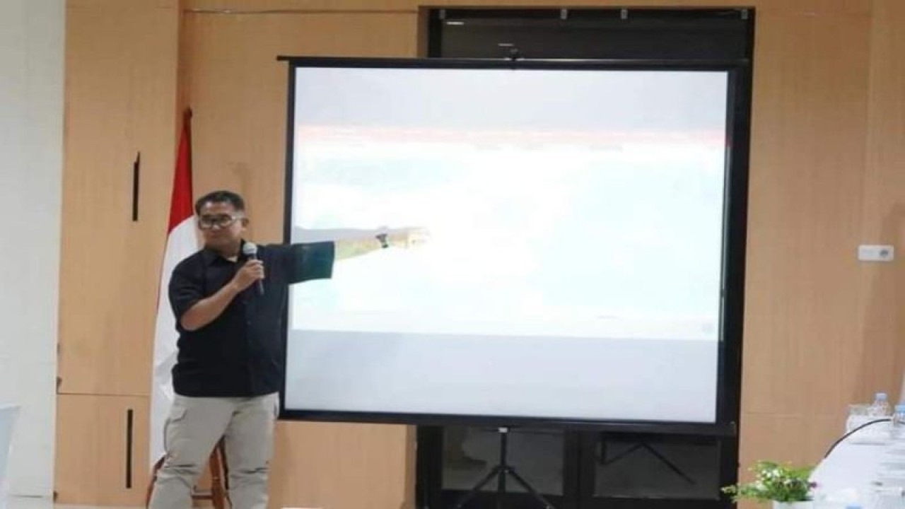 Penjabat Gubernur Provinsi Sulawesi Barat (Sulbar), Akmal Malik memimpin rapat koordinasi dan membentuk satuan tugas (Satgas) untuk menekan angka penderita stunting di Mamuju, Minggu (29/1/2023) ANTARA Foto/ M Faisal Hanapi