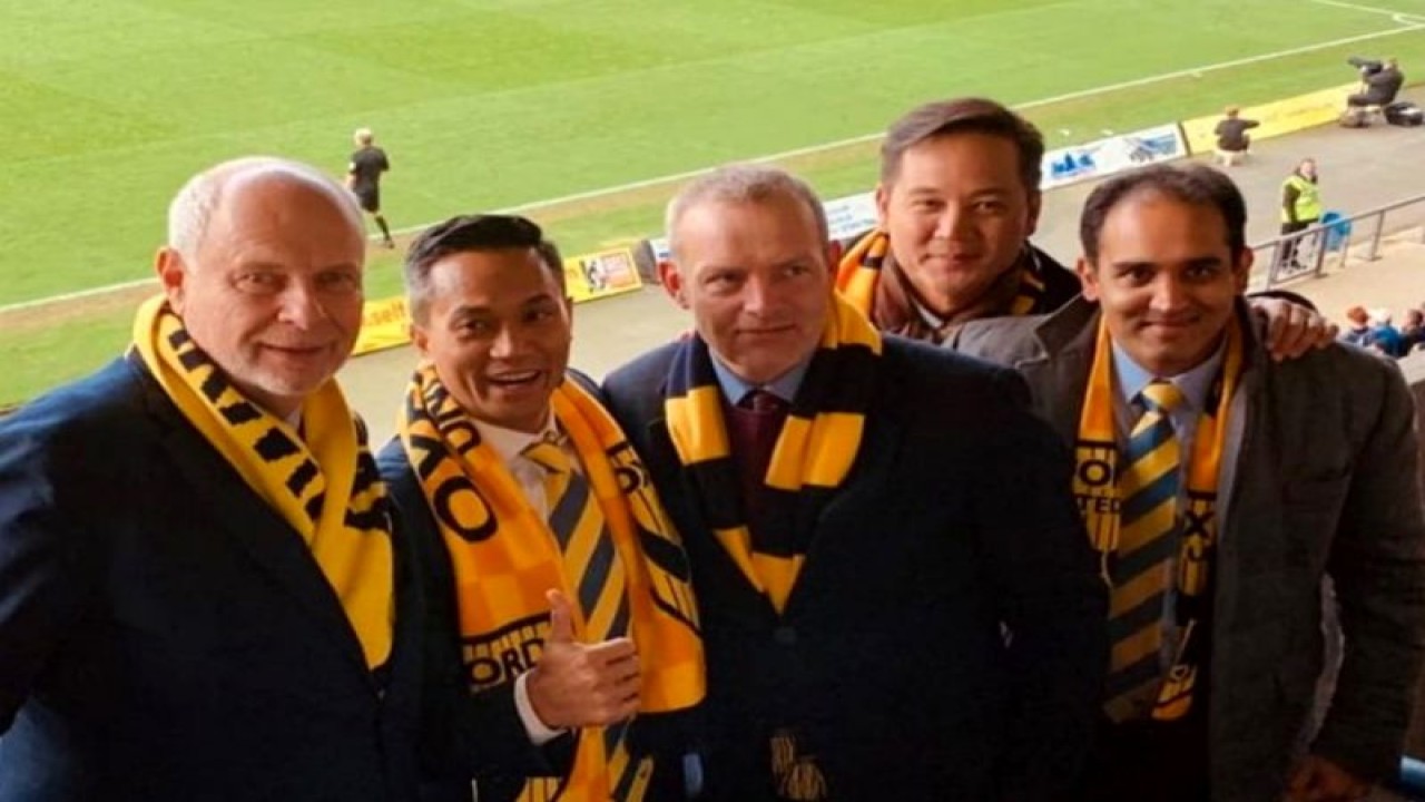 Pemilik klub Oxford "Yellows" United Inggris, Anindya Bakrie (kedua kiri) saat menonton pertandingan timnya di Inggris. ANTARA/HO-Oxford United