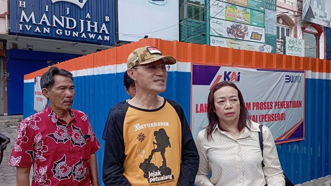 Pemilik ruko, Agus Setiawan (tengah) mengeluhkan pemagaran halaman parkir ruko nomor 5 dan 6 di Kompleks Ruko Jalan Jenderal Soedirman Nomor 221, Purwokerto, Kabupaten Banyumas, yang dilakukan oleh PT KAI Daop 5 Purwokerto, Kamis (26/1/2023). ANTARA/Sumarwoto