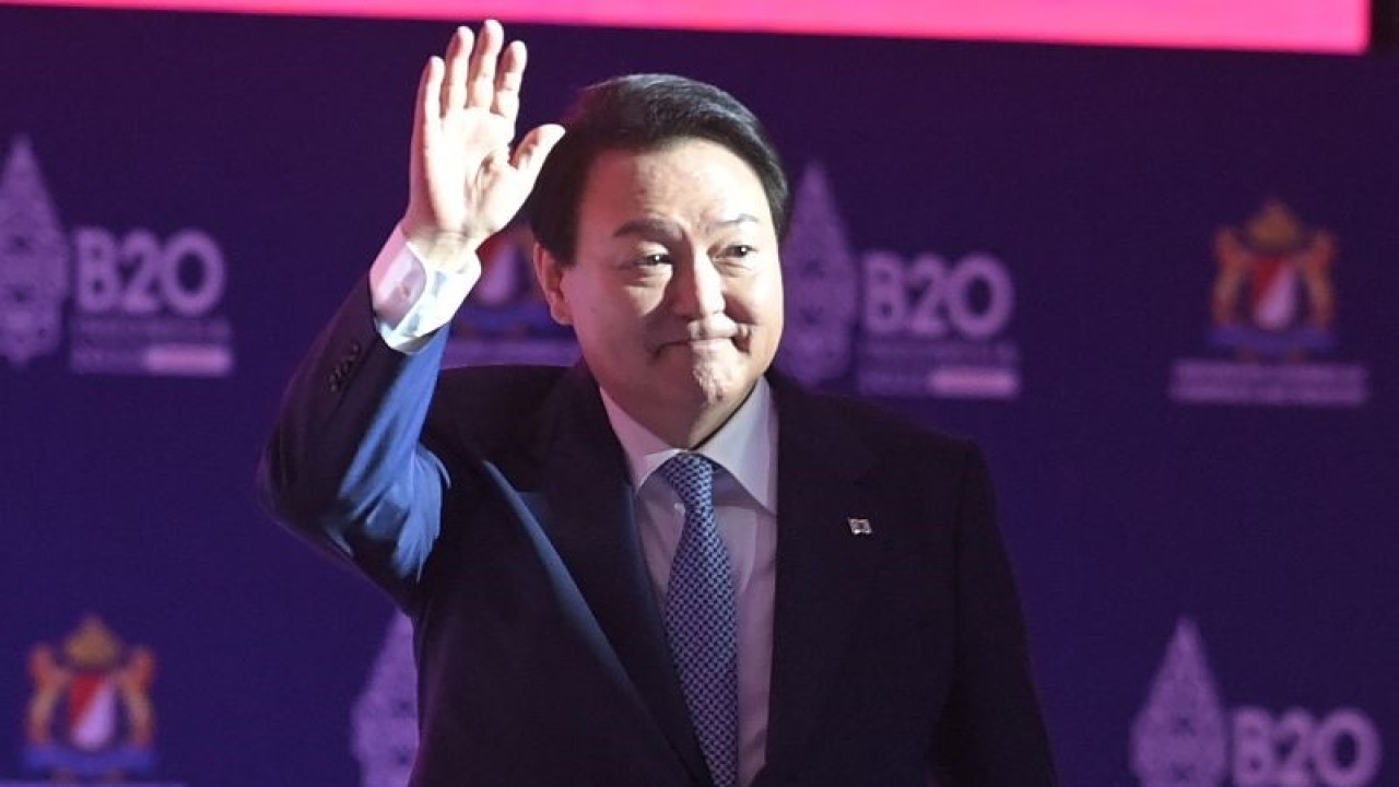 Presiden Korea Selatan Yoon Suk Yeol melambaikan tangan sebelum menyampaikan paparannya dalam sesi pleno XI B20 Summit Indonesia 2022 di Nusa Dua, Kabupaten Badung, Bali, Senin (14/11/2022). ANTARA FOTO/Media Center G20 Indonesia/Zabur Karuru/nym