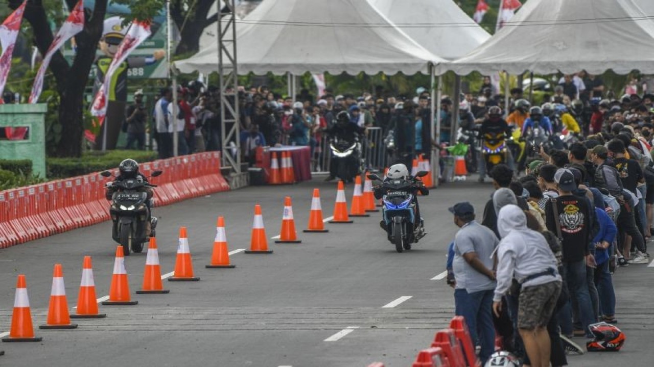 Peserta memacu sepeda motornya dalam Street Race Polda Metro Jaya di Jalan Benyamin Sueb, Kemayoran, Jakarta Pusat, Sabtu (3/9/2022). ANTARA FOTO/Galih Pradipta/wsj.