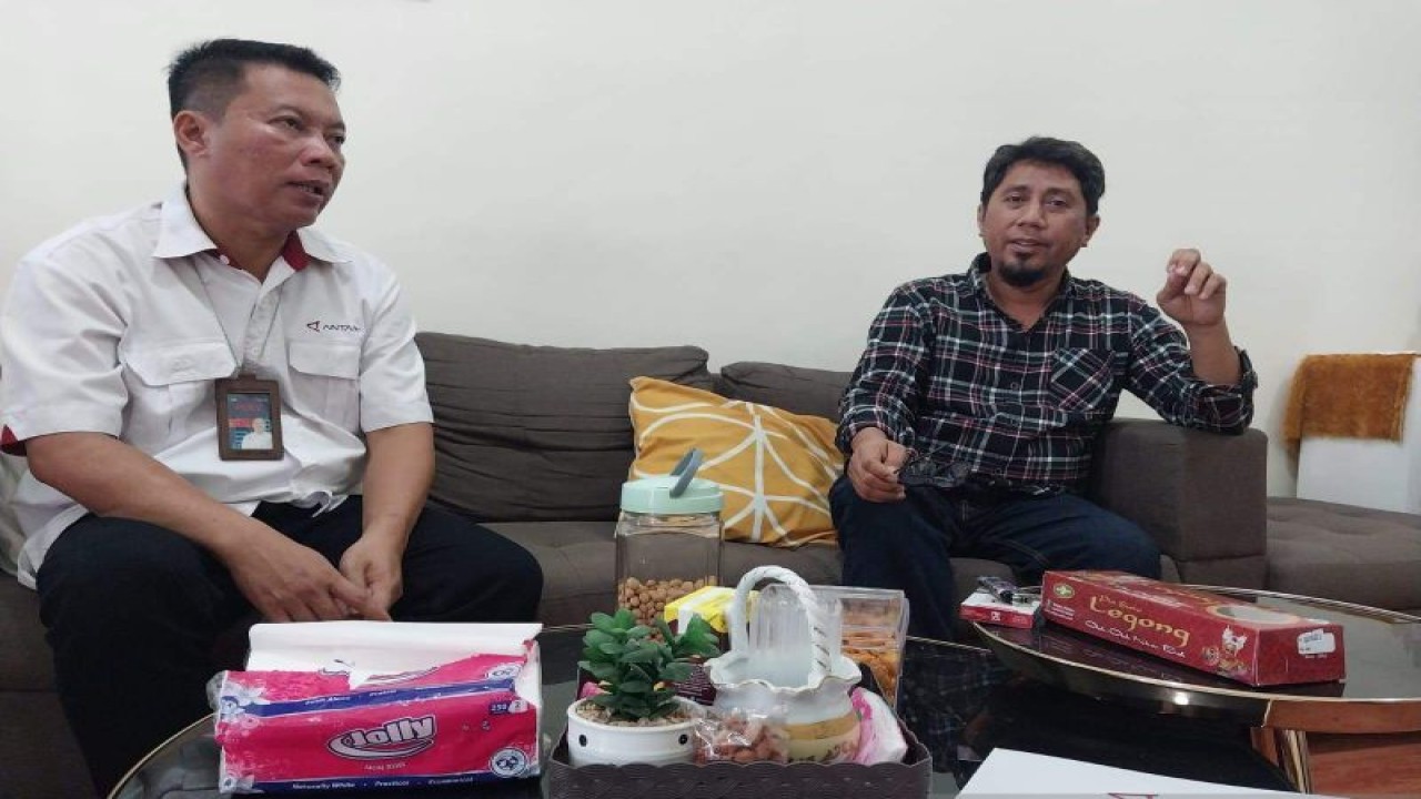 Pjs Bupati Banggai Kepulauan, Ihsan Basir (kanan) dengan Plt Kepala Biro LKBN ANTARA Sulawesi Tengah, Andilala (kanan) berdiskusi terkait perkembangan daerah, di Palu, Minggu (22/1/2023). ANTARA/Moh Ridwan