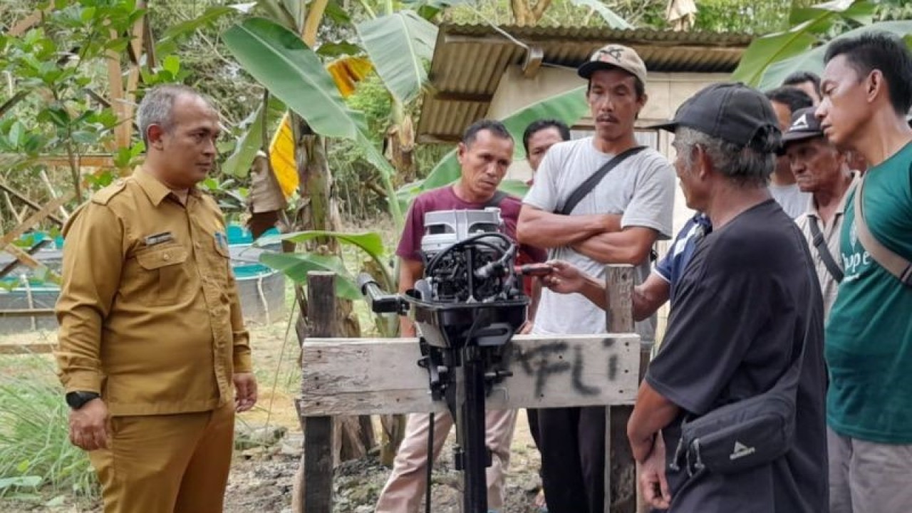 Dinas Kelautan dan Perikanan memfasilitasi penyaluran bantuan mesin kapal kepada kelompok nelayan di Kabupaten Bangka Barat. (ANTARA/ Donatus Dasapurna)