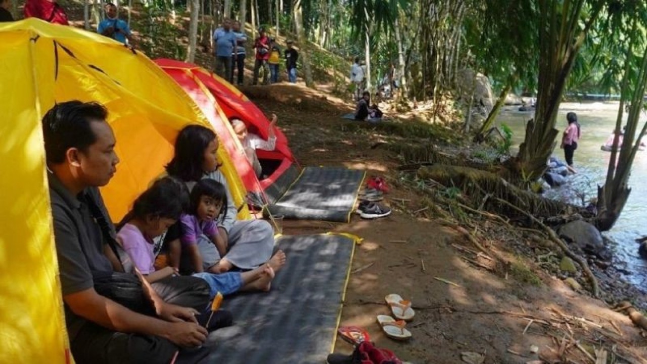 Pengunjung sedang menikmati keindahan alam di Desa Wisata Cepkok Kuning, Kabupaten Batang, Minggu (22/1/2023). (ANTARA/Kutnadi)