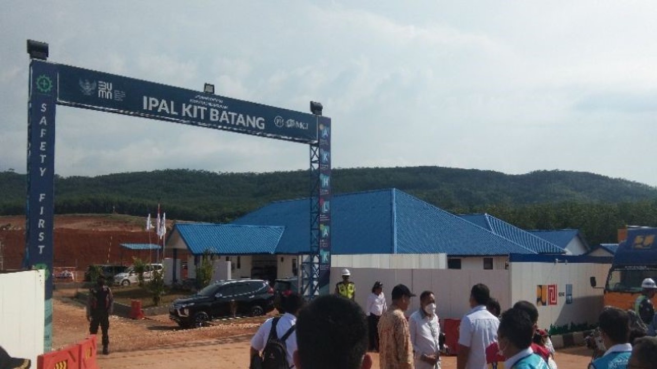 Anggota Dewan Perwakilan Rakyat RI saat mengecek kesiapan pembangunan sarana dan prasarana di Kawasan Industri Terpadu Batang. (ANTARA/Kutnadi)