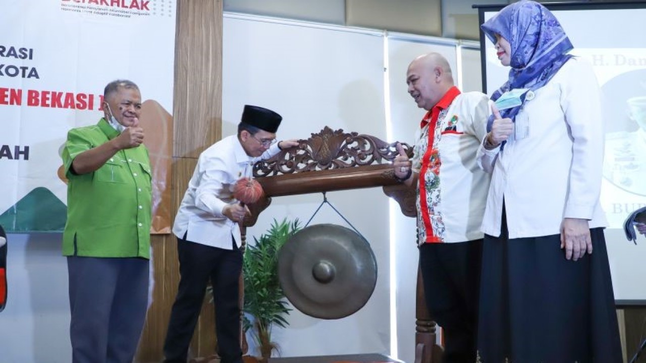 Penjabat Bupati Bekasi Dani Ramdan saat membuka rapat kerja daerah Dewan Koperasi Indonesia Kabupaten Bekasi di Hotel Antero Jababeka, Cikarang Utara pada Rabu (11/1/2023). (ANTARA/Pradita Kurniawan Syah).
