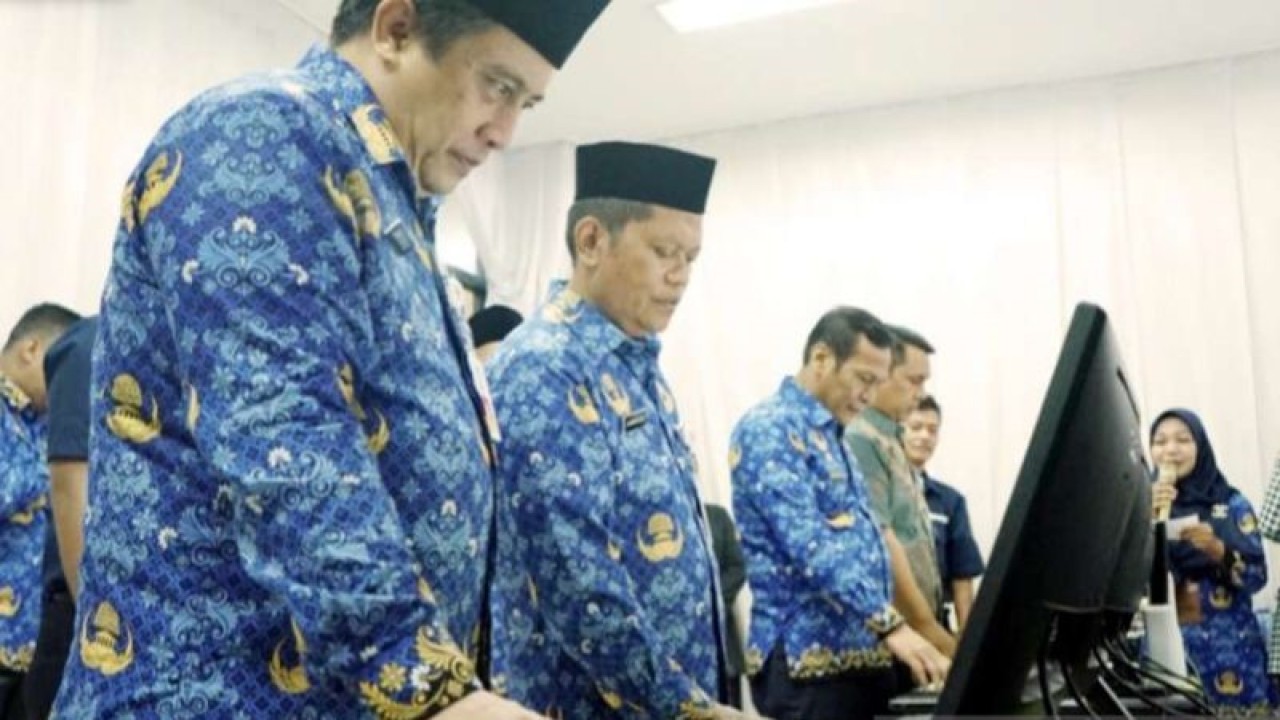 Sekretaris Daerah Kabupaten Bekasi Dedy Supriyadi meninjau proses pencetakan massal SPPT PBB-P2 di Kantor Bapenda Kabupaten Bekasi, Rabu (18/1/2023). (ANTARA/Pradita Kurniawan Syah).