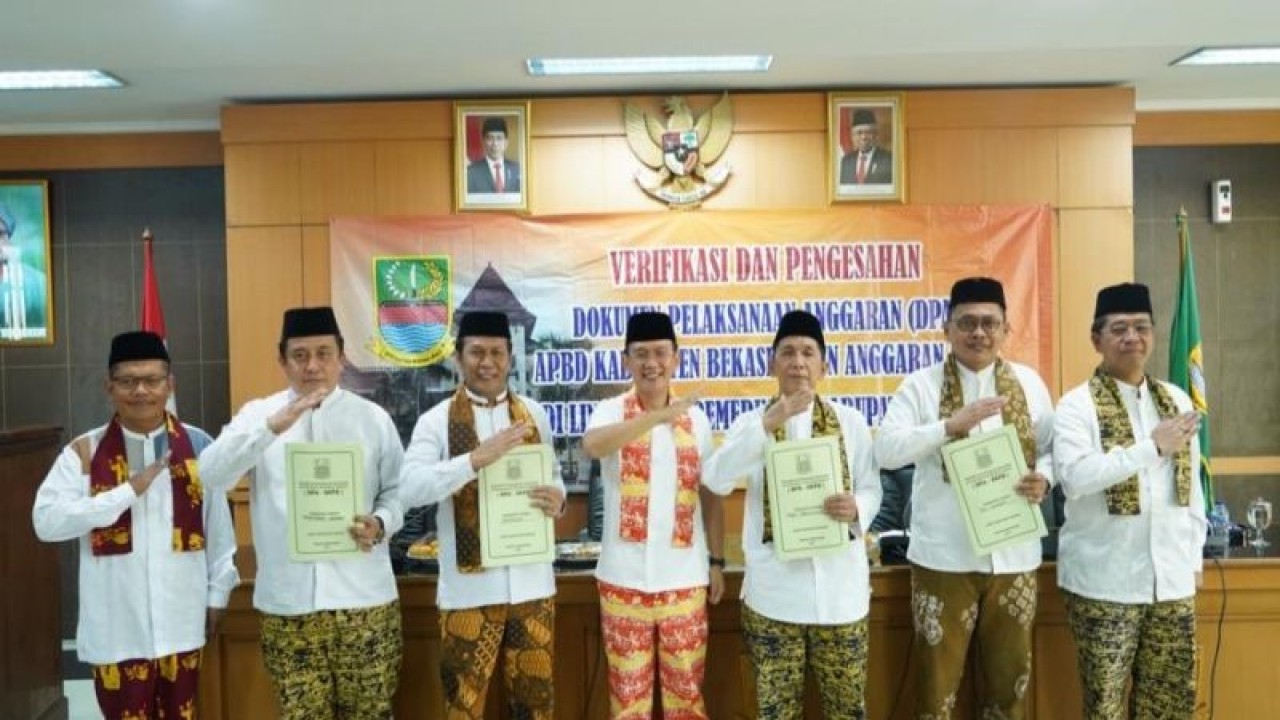 Pengesahan dokumen pelaksanaan anggaran perangkat daerah di lingkup Pemerintah Kabupaten Bekasi yang bersumber dari APBD 2023 di Gedung Bupati Bekasi, Jumat. (ANTARA/Pradita Kurniawan Syah).