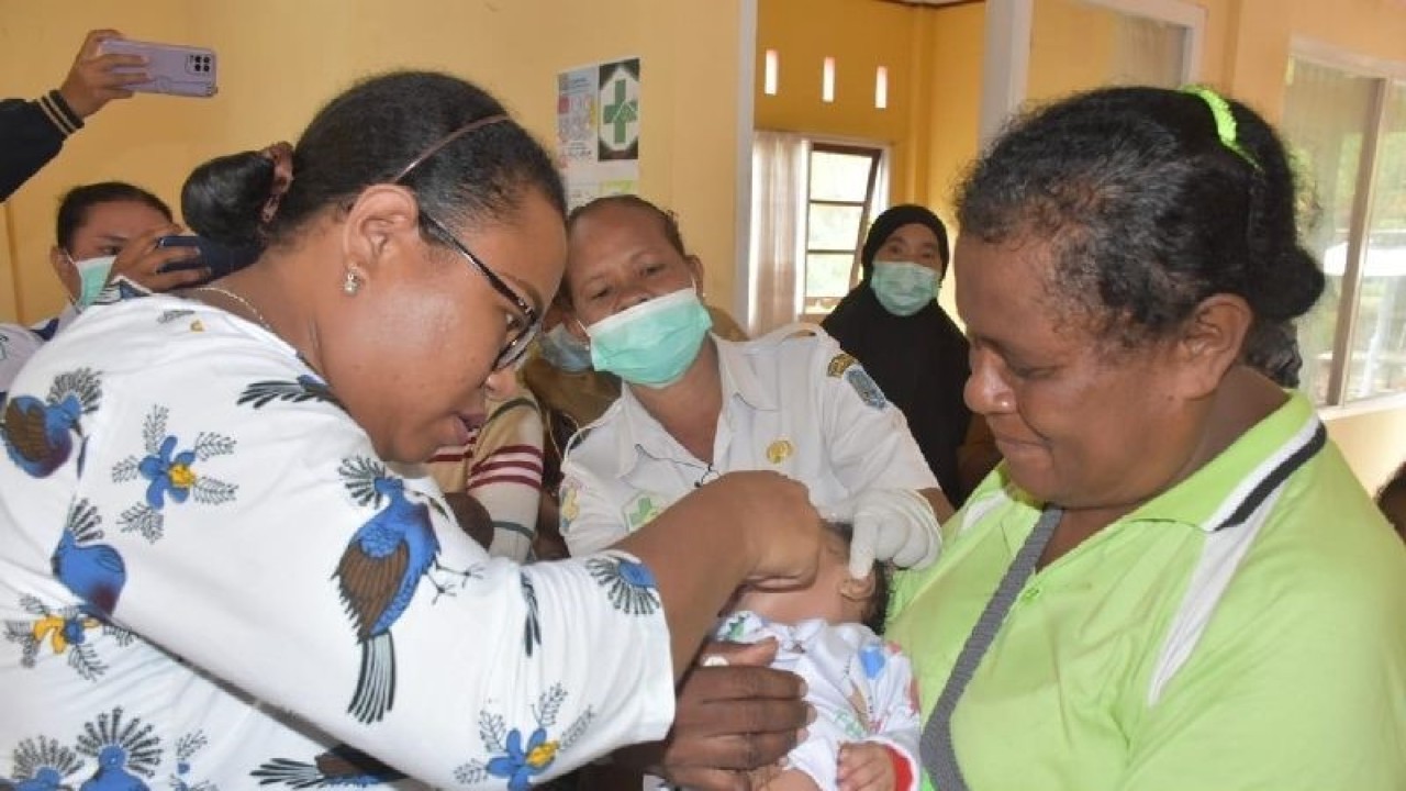 Bunda PAUD Biak Numfor Ruth Naomi Rumkabu Naap memberikan vitamin dan vaksin untuk cegah balita stunting guna menjadi anak Biak Numfor sehat dan cerdas. ANTARA/HO-Humas Kompimda