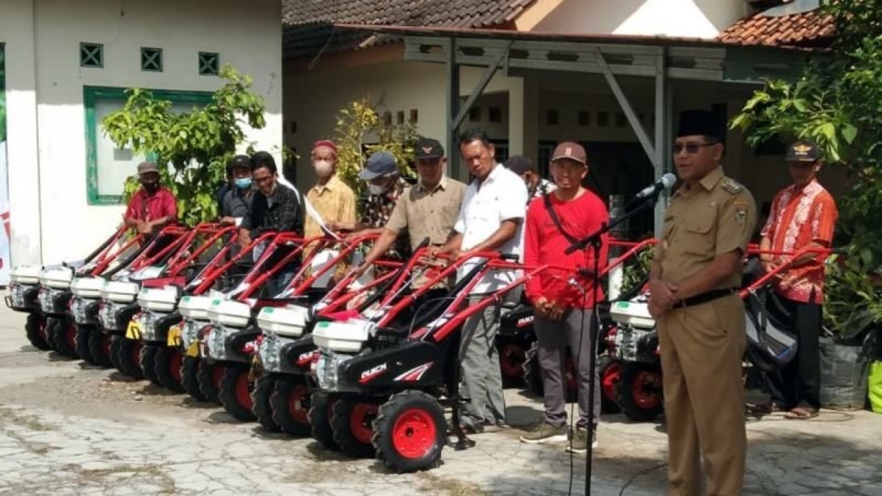 Bupati Boyolali M said Hidayat (kanan) saat memberikan arahan dalam acara penyaluran bantuan Alsinta dari pemerintah pusat kepada kelompok tani, di BPP Teras Boyolali, Senin (9/1/2023). ANTARA/Bambang Dwi Marwoto.