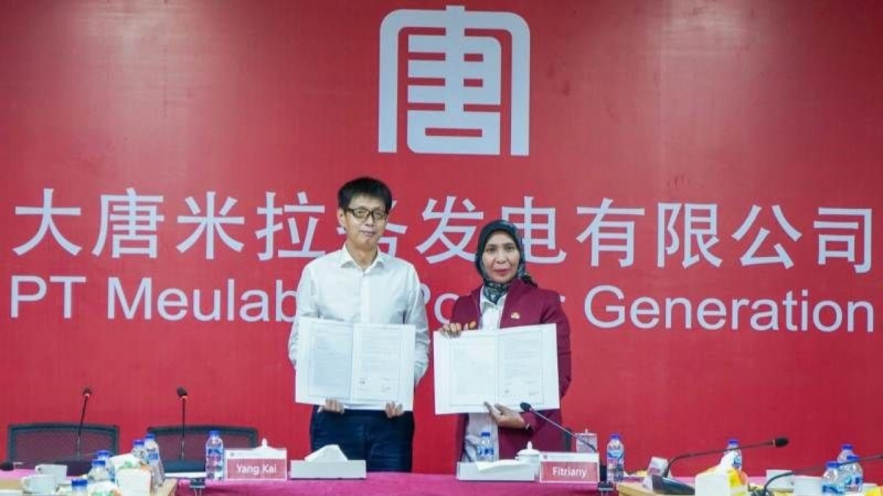 Penjabat Bupati Nagan Raya, Aceh Fitriany Farhas (kanan) bersama General Manager PT Meulaboh Power Generation (MPG) Yang Kai memperlihatkan naskah hasil rapat (minutes of meeting) antara Pemerintah Kabupaten Nagan Raya dan MPG terkait penyerapan tenaga kerja lokal di PLTU Nagan Raya 3-4, Ahad (1/1/2023). ANTARA/HO-Pemkab Nagan Raya