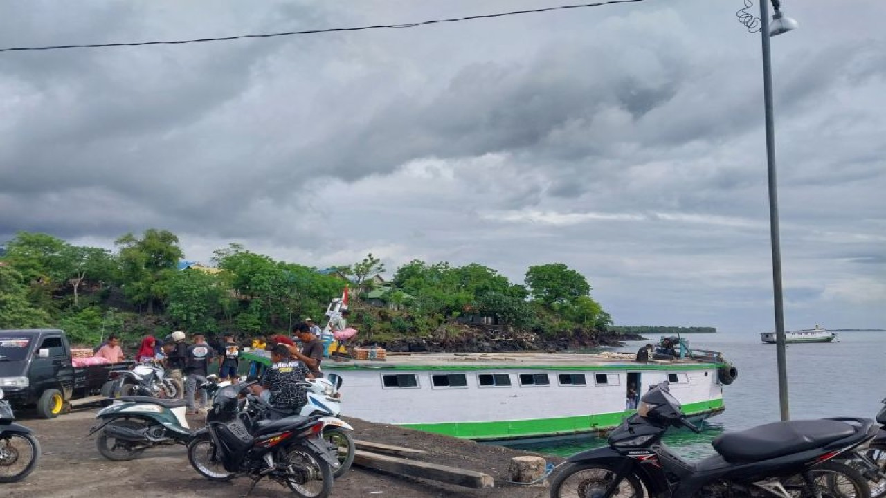 Sebuah kapbuhan Boleng di Desa Boleng, Kecamatan Ile Boleng, Pulau Adonara yang merupakan salah satu pintu masuk melalui jalur laut di Kabupaten Flores Timur, NTT. (ANTARA/Aloysius Lewokeda)