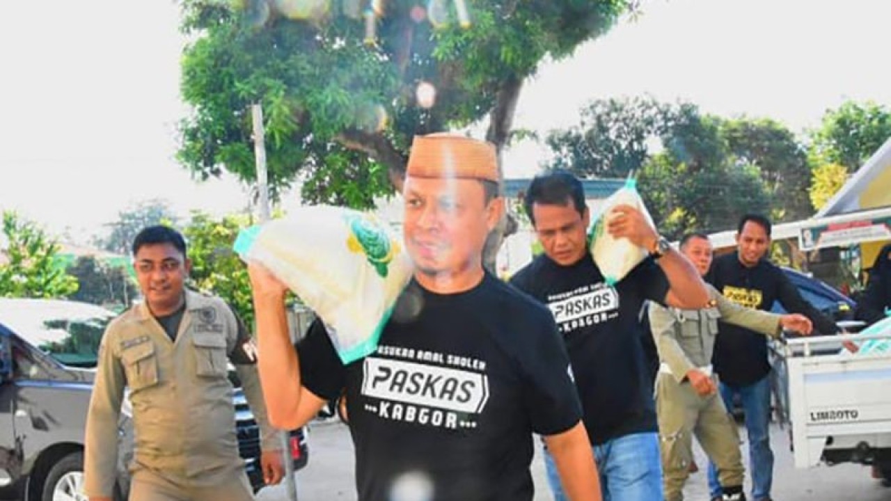 Sekretaris Daerah (Sekda) Kabupaten Gorontalo, Roni Sampir (tengah) membawa beras pada pendistribusian Gerakan Infak Beras di Kabupaten Gorontalo, Gorontalo. ANTARA/HO-Diskominfo Kabupaten Gorontalo.