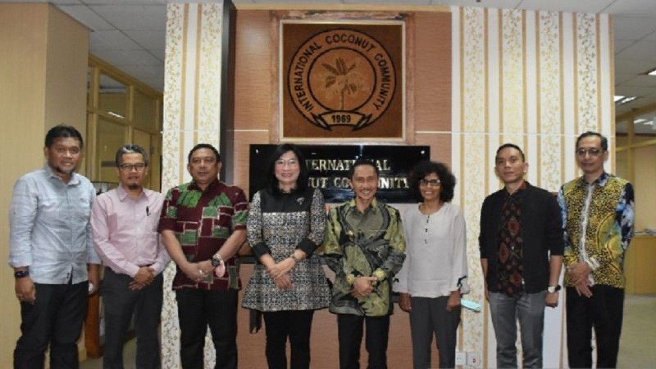 Bupati Gorontalo Nelson Pomalingo berfoto bersama Direktur Eksekutif ICC, Jelfina Alouw usai pertemuan pembahasan persiapan pelaksanaan World Coconut Day di Jakarta, Senin (16/1/2023). ANTARA/Diskominfo Kabupaten Gorontalo