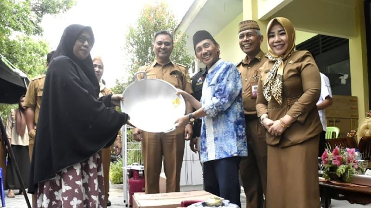 Bupati Gorontalo, Nelson Pomalingo (tengah) menyerahkan bantuan program Pahlawan Ekonomi Nusantara (Pena) kepada warga di Limboto, Kabupaten Gorontalo. ANTARA/HO-Diskominfo Kabupaten Gorontalo