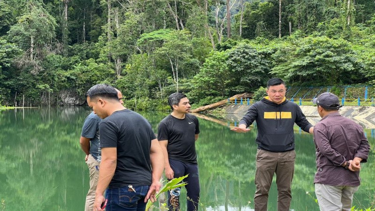 Bupati Kaimana Freddy Thie didampingi sejumlah pejabat Pemkab Kaimana meninjau sumber air bersih di salah satu lokasi di sekitar Kota Kaimana, Papua Barat. (ANTARA/HO-Isabela Wisang)