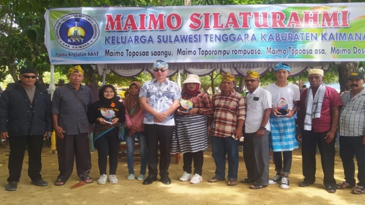 Bupati Kaimana Freddy Thie bersama para pengurus Kerukunan Keluarga Sulawesi Tenggara (KKST) Kaimana saat kegiatan Maimo Silaturahmi di Pantai Bantemin, Kaimana. (ANTARA/HO-Tim Media Bupati Kaimana)