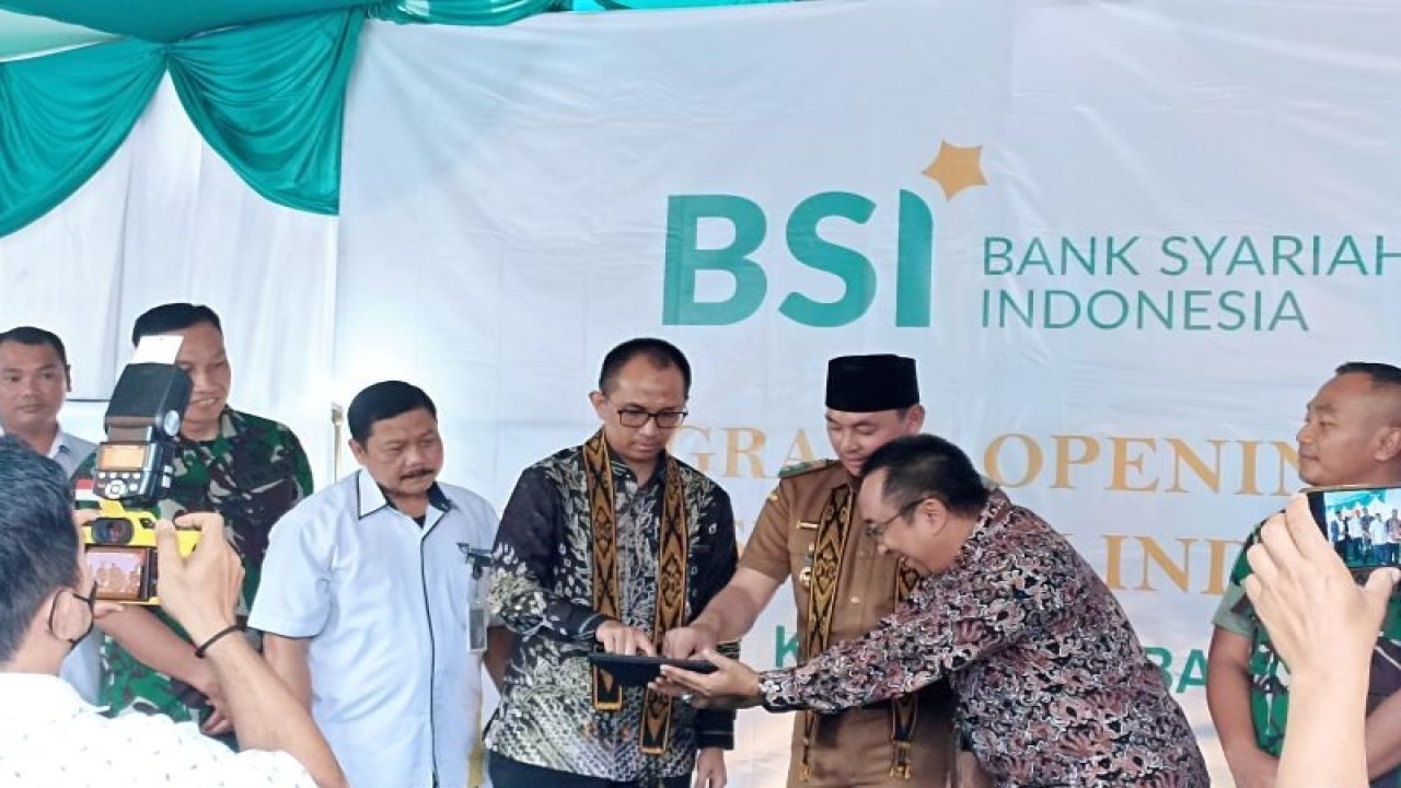 Wakil Bupati Kapuas Hulu Wahyudi Hidayat bersama Regional CEO Bank Syariah Indonesia (BSI)Kalimantan Affan Mawardi, melakukan Grand Opening Kantor Cabang Pembantu BSI Putussibau, yang berada di jalan Kom Yos Sudarso Kota Putussibau, wilayah Kapuas Hulu Kalimantan Barat, Senin (15/1/2023). ANTARA (Teofilusianto Timotius)