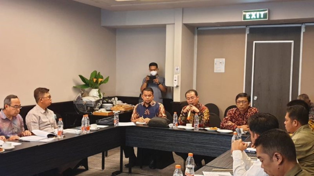 Bupati Mukomuko Sapuan dan perusahaan menggelar rapat koordinasi terkait tindak lanjut studi kelayakan rencana pembangunan Pelabuhan CPO, Rabu (18/1/2023) ANTARA/HO-Istimewa.