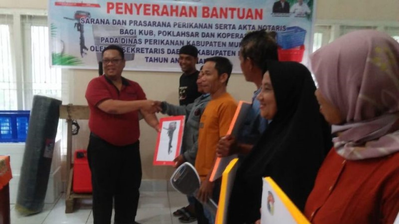 Penjabat Sekda Kabupaten Mukomuko Abdiyanto menyerahkan bantuan sarana perikanan kepada kelompok usaha bersama nelayan, Sabtu (31/12/2022). ANTARA/HO-Istimewa