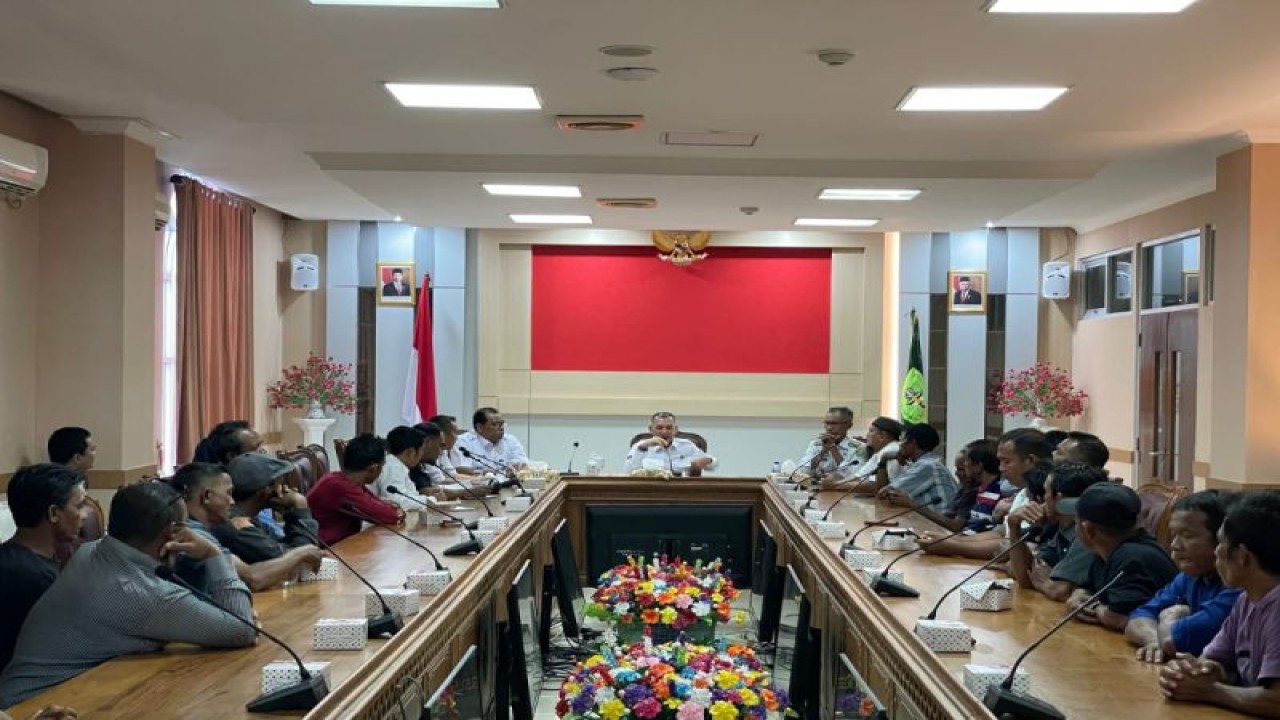 Suasana saat audiesi para nelayan Natuna bersama Wakil Bupati Natuna, Rodhial Huda bertempat di ruang rapat Kantor Bupati Natuna, Rabu (4/1). (ANTARA/HO-Kominfo Natuna/Cherman)