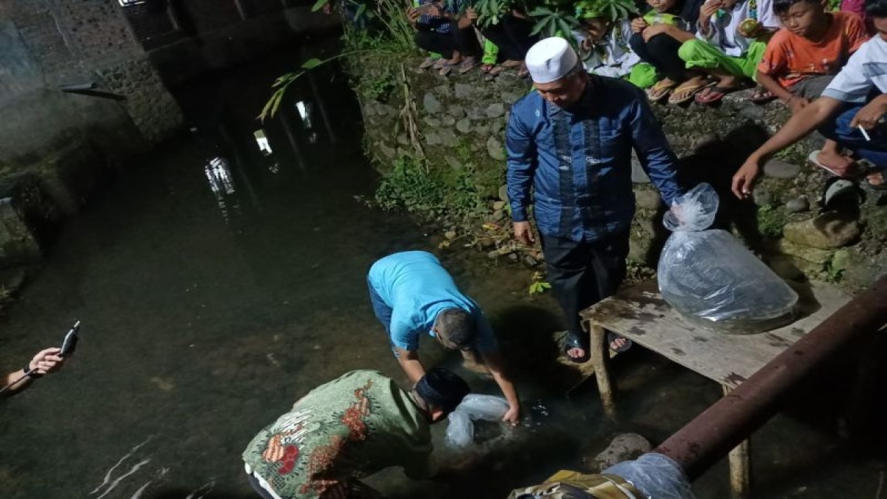 Pemkab Pasaman Barat melepas bibit ikan di sungai sebagai bentuk budidaya ikan di sungai beberapa waktu lalu sebagai upaya peningkatan produksi ikan.