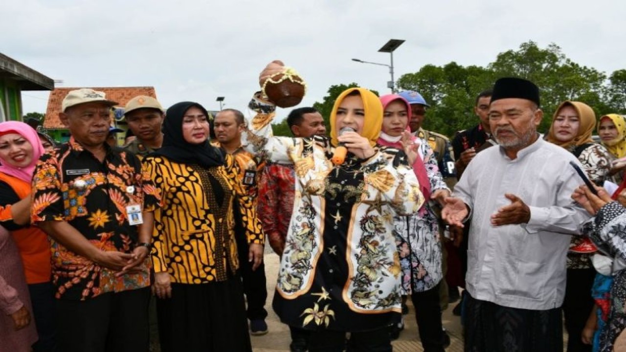 Bupati Pekalongan Fadia Arafiq memecah kendi sebagai tanda diresmikannya jalan beton ke TPI Wonokerto senilai Rp12 miliar di Pekalongan, Rabu (25/1/2023). (ANTARA/HO-Humas Kabupaten Pekalongan)