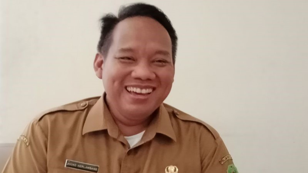 Pelaksana tugas Asisten II Bidang Perekonomian dan Pembangunan Sekretariat Daerah Pemerintah Kabupaten Penajam Paser Utara, Kalimantan Timur Nicko Herlambang (ANTARA/Novi Abdi-Bagus Purwa)