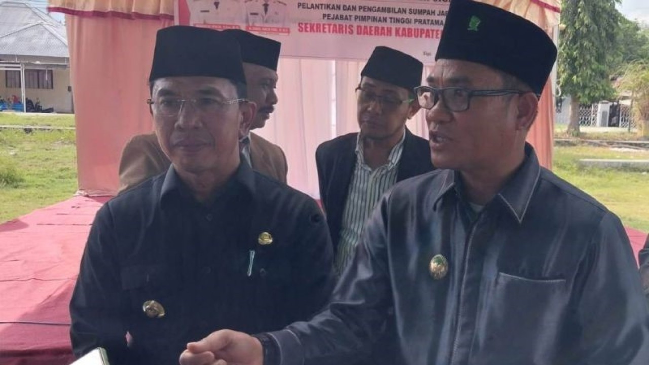 Wakil Bupati Sigi Samuel Yansen Pongi (kiri) bersama Bupati Sigi Mohamad Irwan (kanan) menyampaikan keterangan kepada wartawan di Sigi. (ANTARA/Muhammad Hajiji)