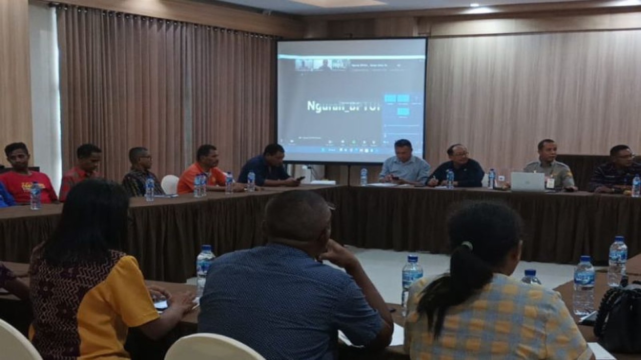 Rapat koordinasi Penanggulangan virus ASF pada ternak babi di Kabupaten Sikka, Flores Timur, dan Ende bersama Balai Pengembangan Ternak Unggul dan Hijauan Pakan Ternak Denpasar dan perwakilan peternak babi, Sikka, NTT, Kamis (19/1/2023). (ANTARA/HO-Dokumentasi Pribadi)