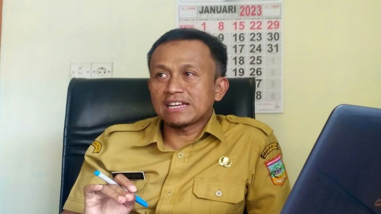 Kepala Bidang Pendapatan Badan Pengelolaan Keuangan Daerah Solok Selatan Alfiandri Putra menjelaskan potensi serta upaya yang dilakukan untuk mencapai target PAD 2023 . Antara/Erik