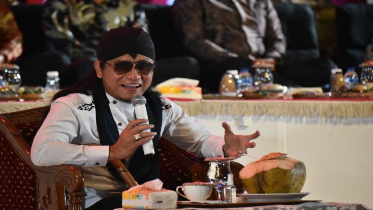 Arsip Foto. Dai Miftah Maulana Habiburrahman atau Gus Miftah saat berceramah dalam acara Silaturahmi Toleransi Kebangsaan di Kota Surabaya, Jumat (28/10/2022) malam. (ANTARA/HO-Diskominfo Surabaya)