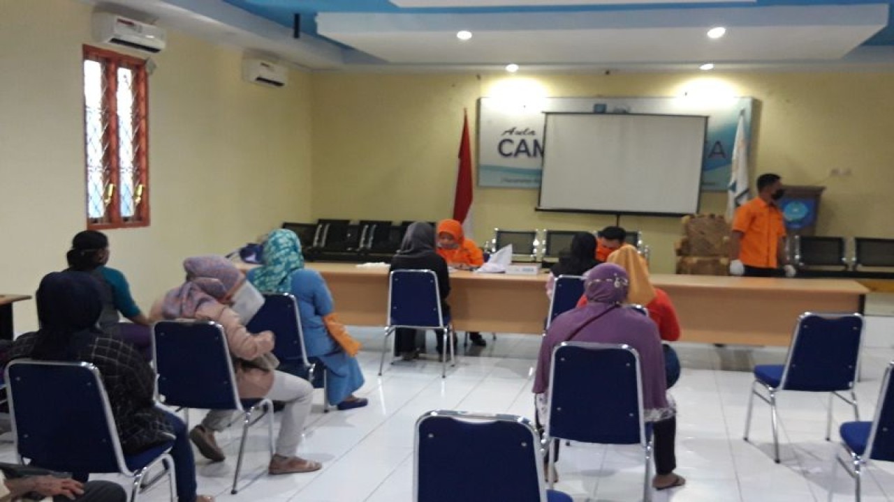 Pemkot Ternate saat menyalurkan bantuan Keluarga Penerima Manfaat (KPM) untuk bantuan uang tunai subsidi listrik sebanyak 4.013 KPM yang menggunakan meteran listrik daya 450 VA (Abdul Fatah)