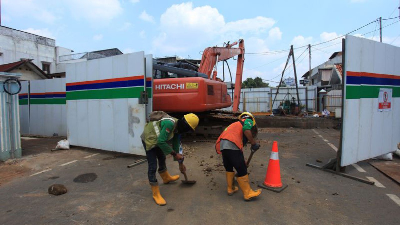Pekerja beraktivitas di pos pengamanan saat rekayasa lalu lintas di Jalan Otista 3 terkait pekerjaan pembangunan sodetan kali Ciliwung ke Kanal Banjir Timur, Jakarta, Senin (16/5/2022). Dinas Perhubungan Provinsi DKI Jakarta melaksanakan rekayasa lalu lintas di Jalan Otista 3 dalam dua tahap, pertama mulai tanggal 9 Mei 2022 - 17 September 2022 dan tahap kedua mulai tanggal 27 Desember 2022 - 25 April 2023. ANTARA FOTO/Reno Esnir/pras.