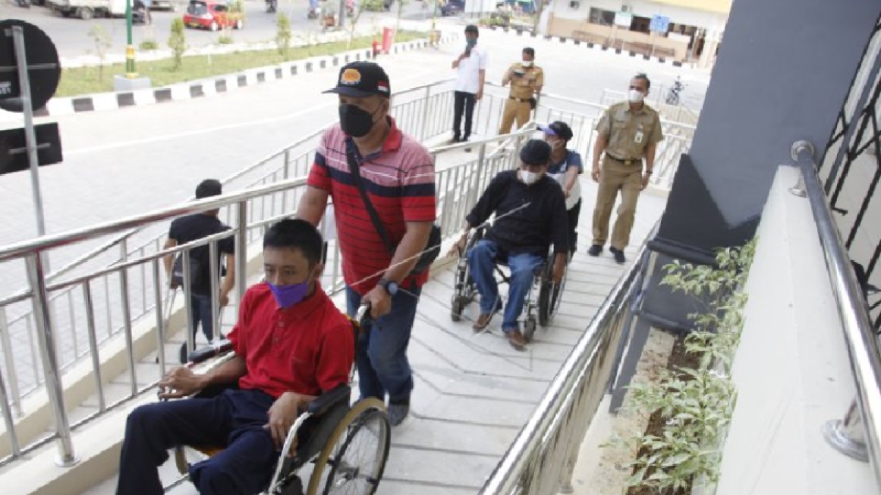 Dokumen - Penyandang disabilitas mengikuti uji coba aksesibilitas layanan publik. (ANTARAFOTO/Maulana Surya/YU)