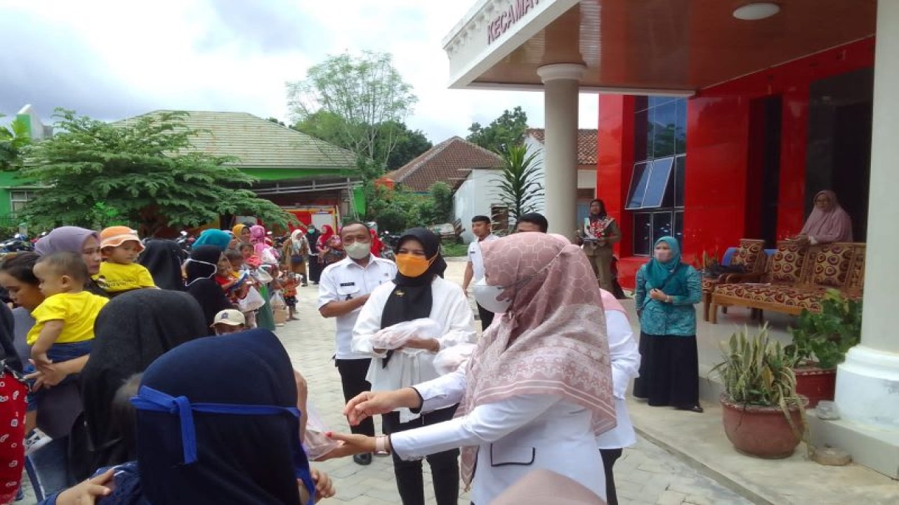 Pemebagian telor kepada masyarakat dalam upaya pencegahan stunting oleh Pemkot Bandarlampung. Jumat, (27/1/2023). (ANTARA/Dian Hadiyatna)