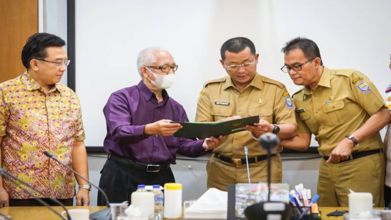 Sekretaris Daerah Kota Bandung Ema Sumarna menerima sertifikat tanah hak pakai dari pengelola Pasar Induk Caringin di Balai Kota Bandung, Kota Bandung, Jawa Barat, Senin (16/1/2023). ANTARA/HO-Humas Pemkot Bandung