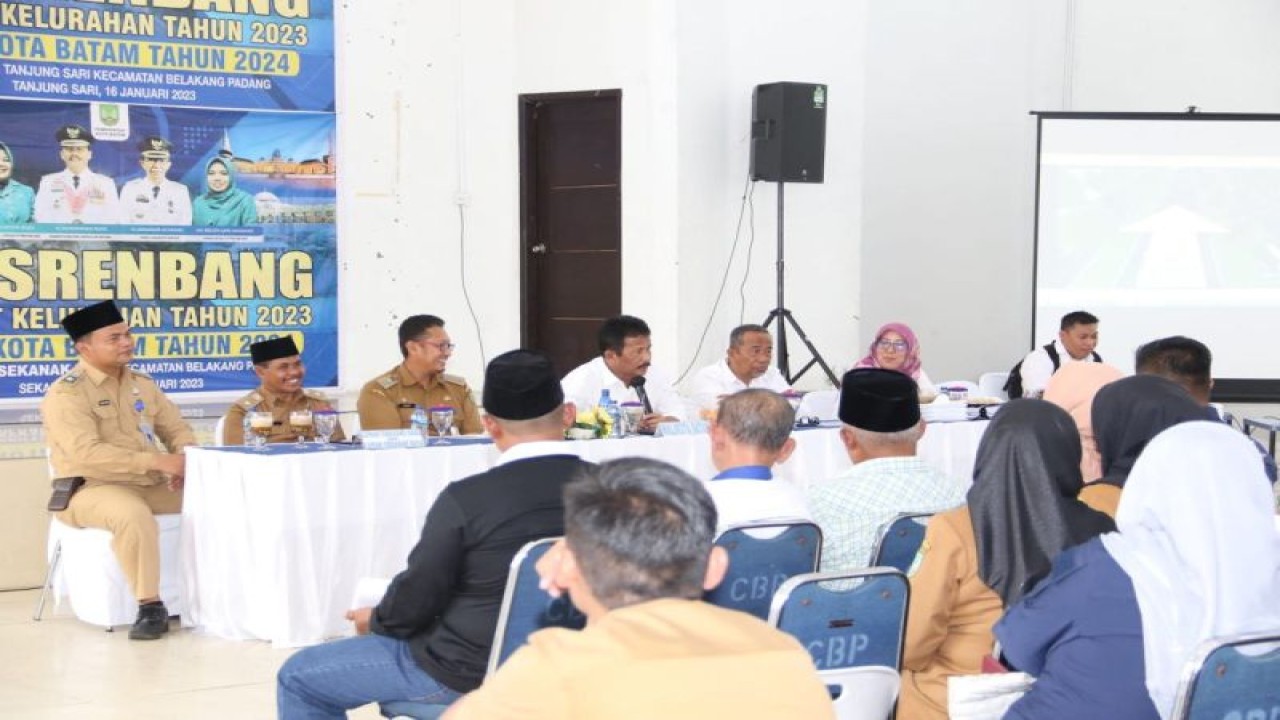 Wali Kota Batam Muhammad Rudi saat menghadiri Musyawarah Rencana Pembangunan (Musrenbang) tingkat Kelurahan Sekanak Raya dan Tanjung Sari, di Gedung Nasional Belakang Padang, Senin (16/1/2023) (ANTARA/HO-Humas Pemkot Batam)