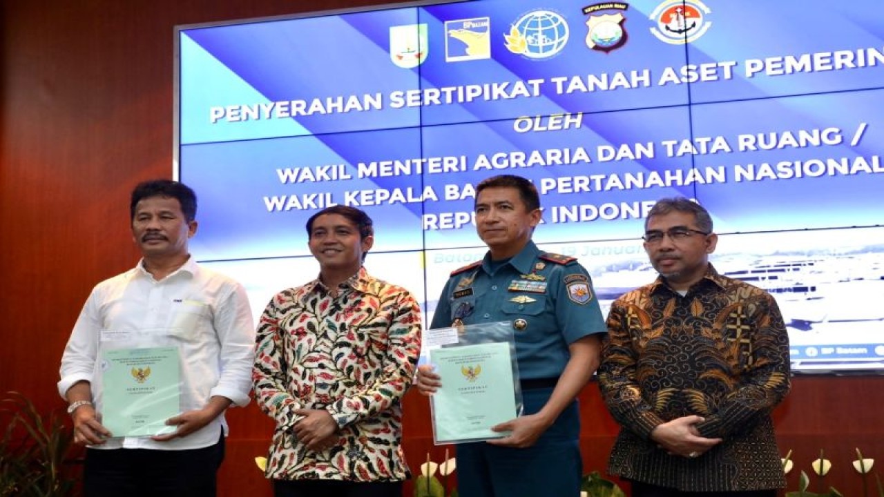 Pemerintah Kota Batam, Kepulauan Riau, menerima 13 sertifikat Barang Milik Daerah (BMD) yang secara simbolis diserahkan oleh Wakil Menteri ATR/BPN Raja Juli Antoni. ANTARA/HO-Pemkot Batam