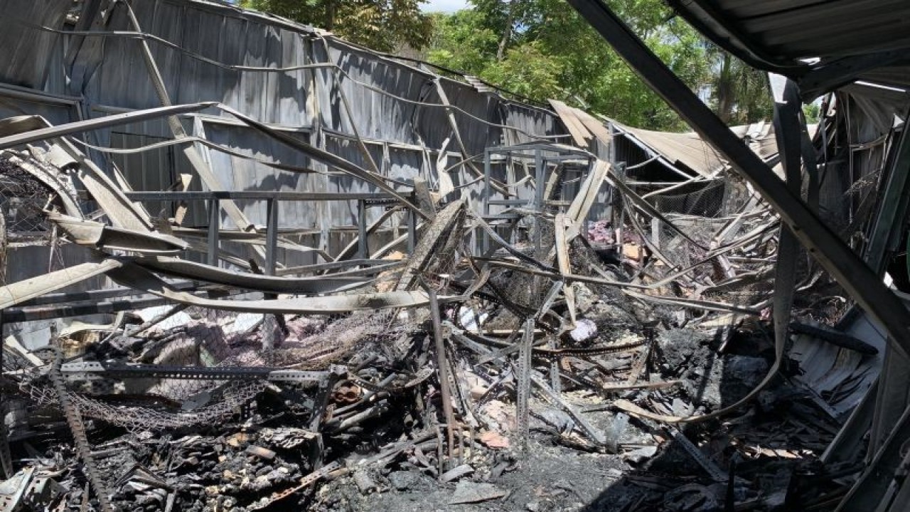 Kondisi pada lokasi Tempat Kejadian Perkara (TKP) kebakaran pada Pasar Relokasi Kota Batu, yang terletak di Jalan Sultan Agung, Kelurahan Sisir, Kota Batu, Jawa Timur, Kamis (12/1/2023). ANTARA/Vicki Febrianto​​​​​​​