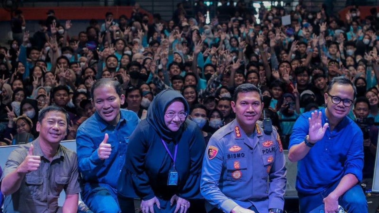 Wali Kota Bogor Bima Arya Sugiarto bersama Kapolresta Bogor Kota Kombes Pol Bismo Teguh Prakoso saat membuka kegiatan Three Formation 3.0 SMAN 3 Kota Bogor di di Hall A Gor Indoor Pajajaran pada Sabtu (14/1/2023). (ANTARA/HO/Pemkot Bogor)