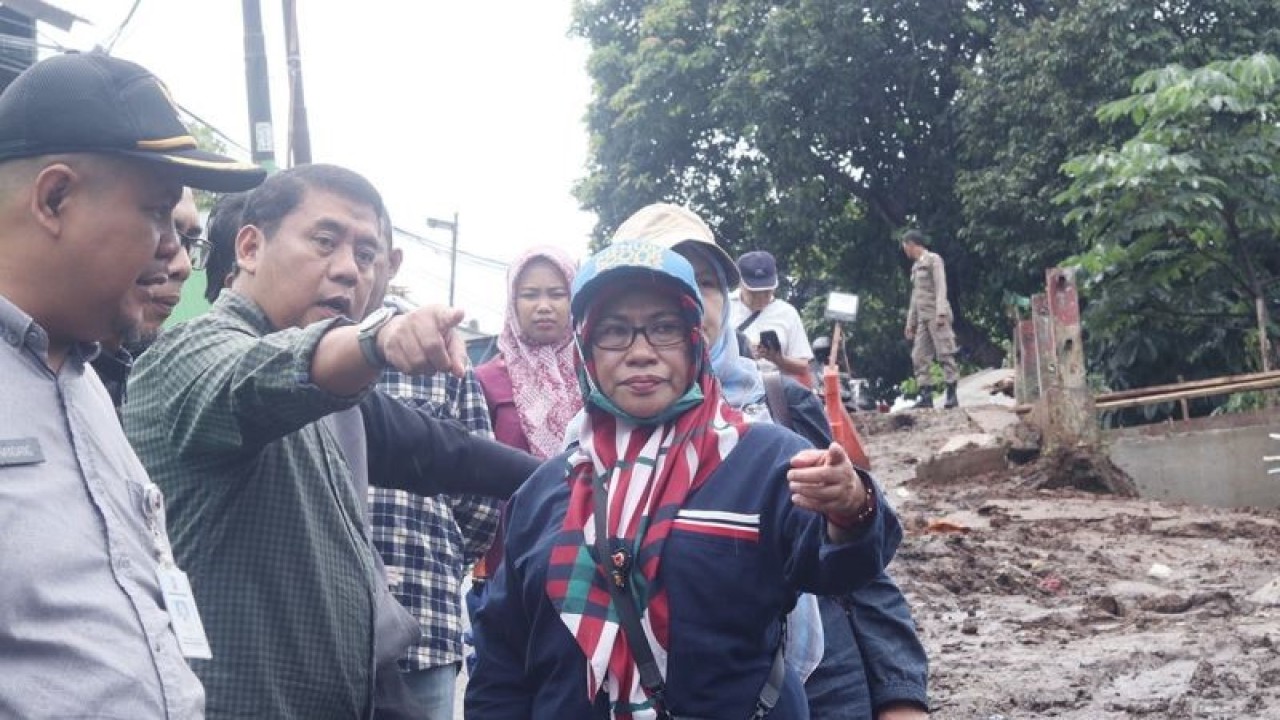 Sekretaris Daerah Kota Bogor, Jawa Barat Syarifah Sofiah (kesatu dari kanan) pada Rabu (4/1/2023) meninjau langsung proses perbaikan longsor di samping Jembatan Satu yang terjadi pada Selasa (6/12/2022). (ANTARA/HO/Pemkot Bogor)