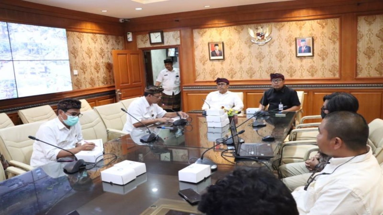 Wali Kota Denpasar IGN Jaya Negara bersama Wawali I Kadek Agus Arya Wibawa saat menggelar rapat persiapan detail engineering design (DED) penataan Pasar Suci di Denpasar, Bali, Kamis (12/1/2022). ANTARA/HO-Pemkot Denpasar