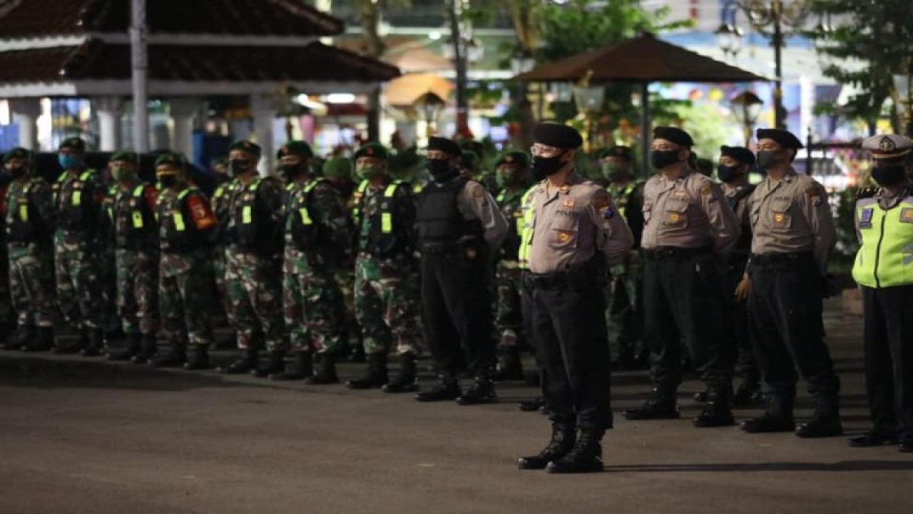 Kegiatan apel malam personel gabungan Pemkot Madiun, Polres Madiun Kota, dan Kodim Madiun di halaman Balai Kota Madiun. ANTARA/HO-Diskominfo Kota Madiun