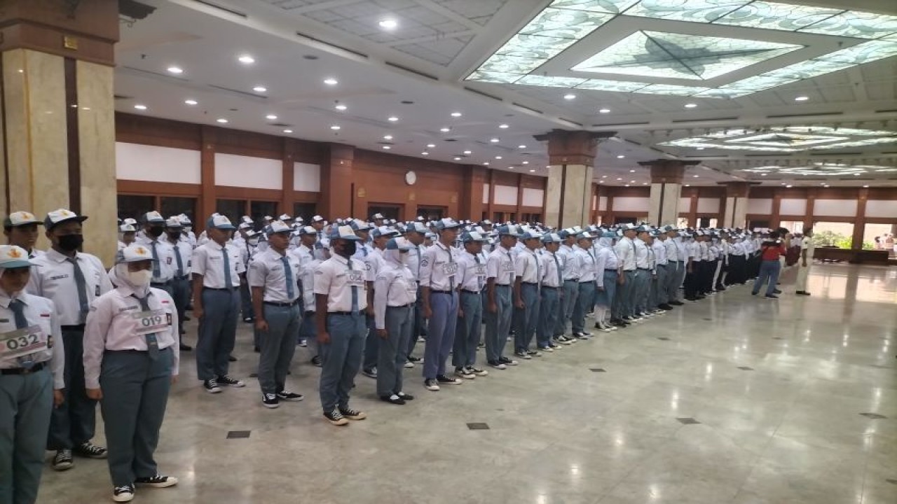 Upacara pembukaan lomba baris berbaris (LBB) yang diikuti oleh 2.200 siswa, di kantor Wali Kota Jakarta Barat, Minggu (29/1/2023). ANTARA/Walda